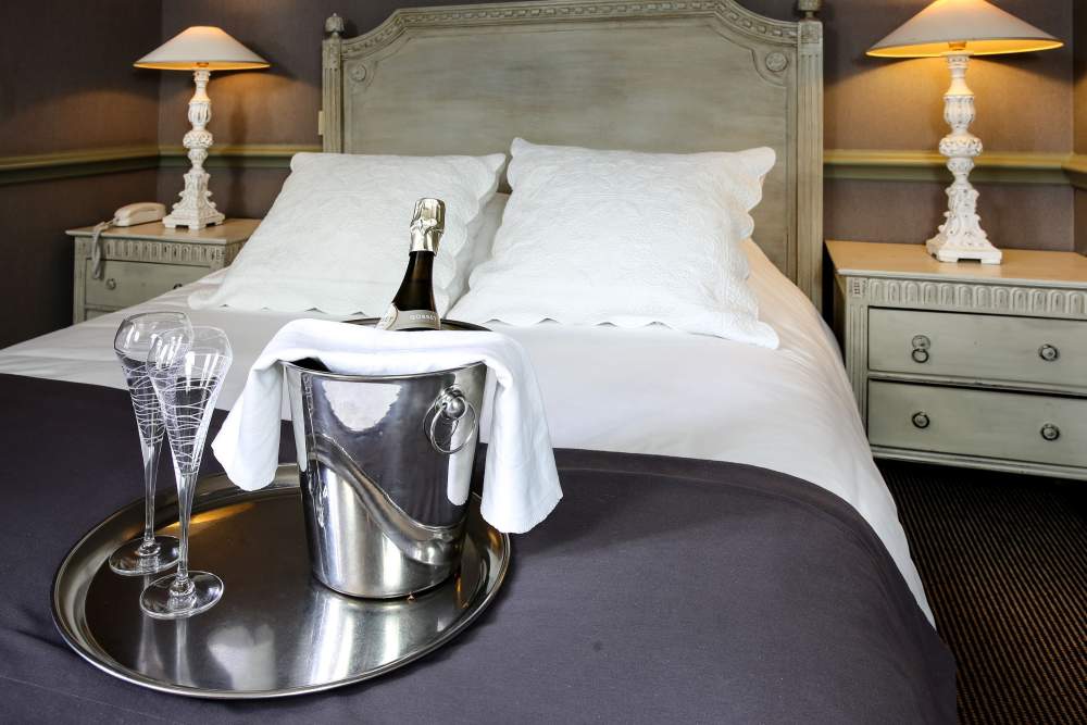 Hôtel Helvie room and champagne
